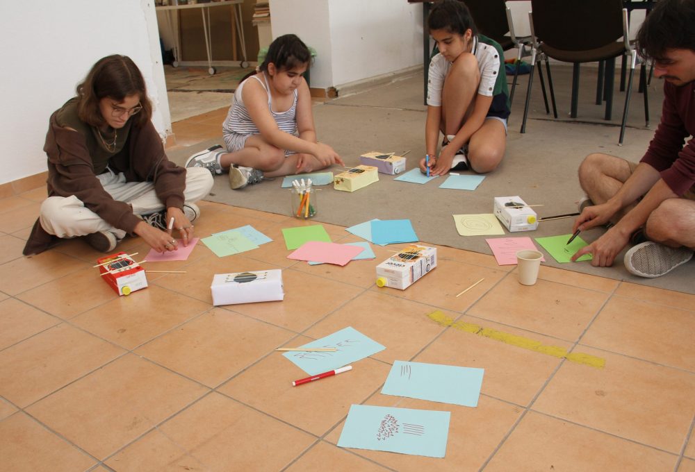 Die Workshop-Teilnehmer*innen zeichnen graphisch ihre Kompositionen