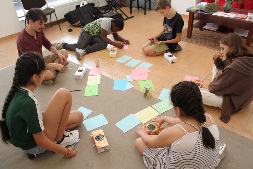 Die Workshop-Teilnehmer*innen zeichnen graphisch ihre Kompositionen