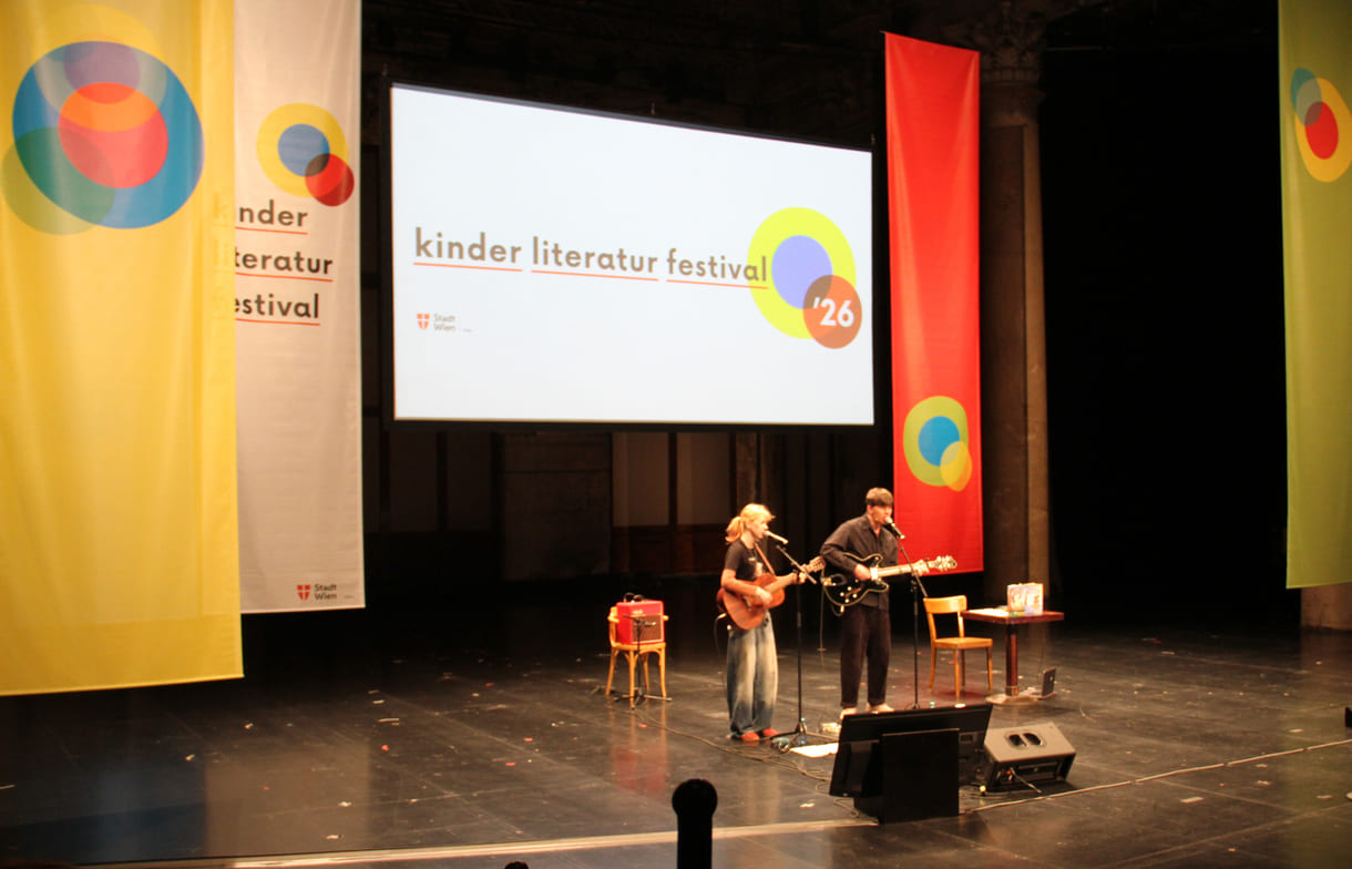 Zita und Mattäus spielen Gitarren und singen