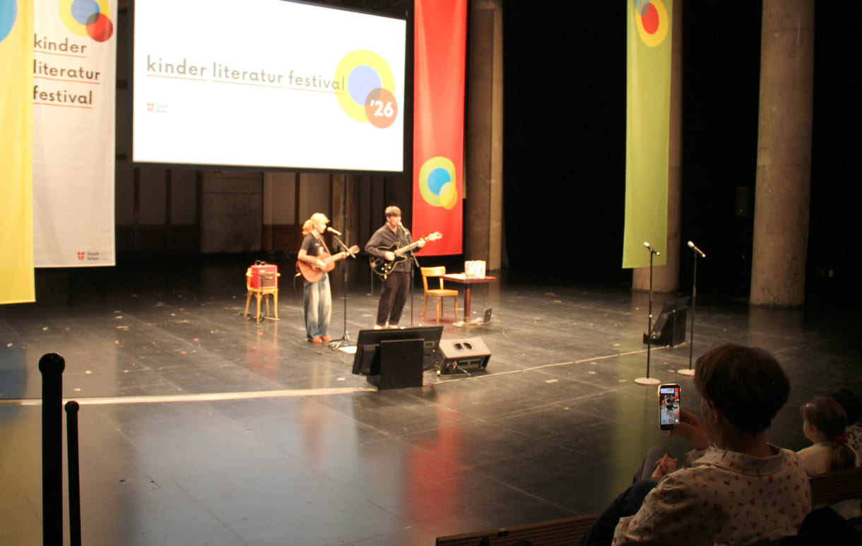 Zita und Mattäus spielen Gitarren und singen