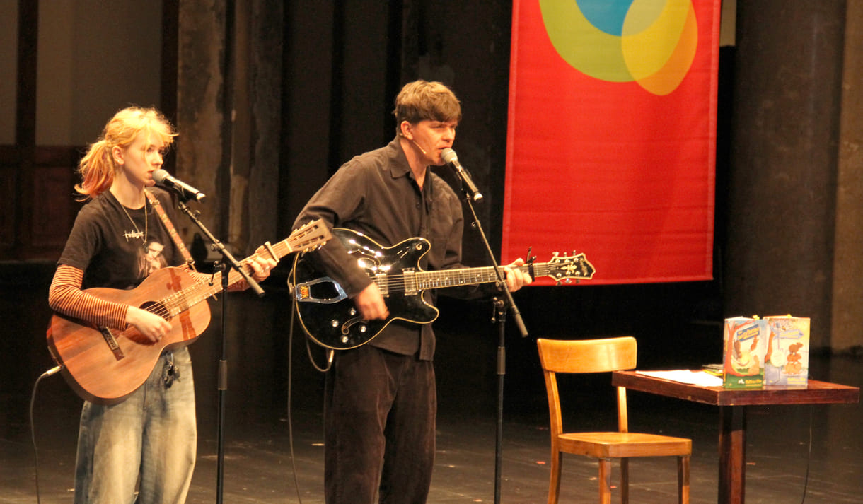 Zita und Mattäus spielen Gitarren und singen