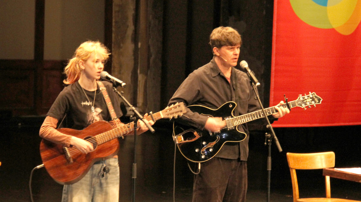Zita und Mattäus spielen Gitarren und singen