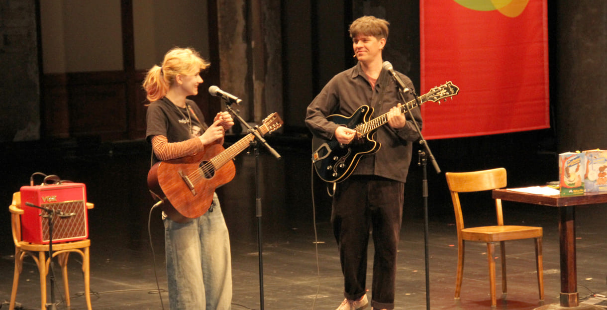 Zita und Mattäus spielen Gitarren und singen