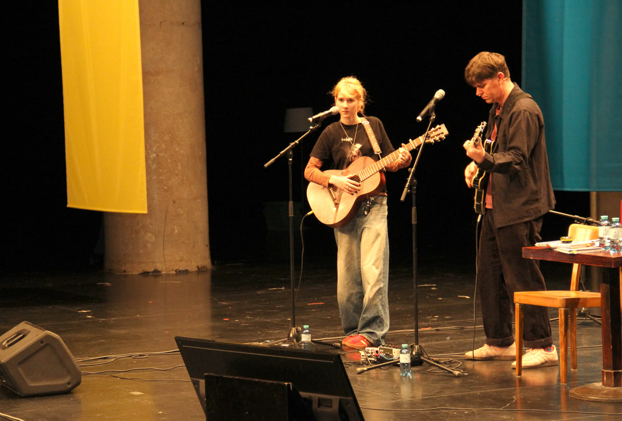 Zita und Mattäus spielen Gitarren und singen