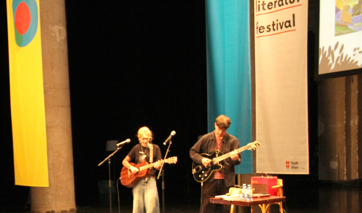 Zita und Mattäus spielen Gitarren und singen