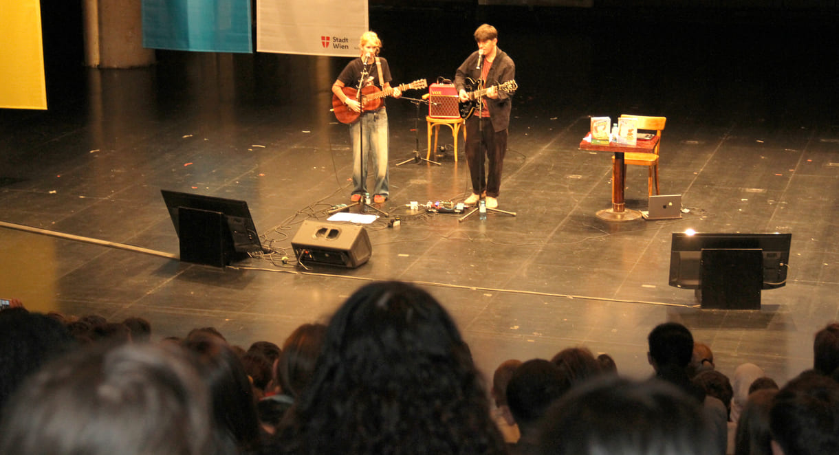 Zita und Mattäus spielen Gitarren und singen