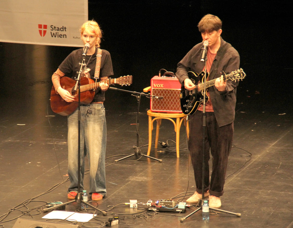 Zita und Mattäus spielen Gitarren und singen