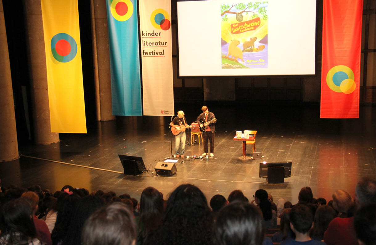 Zita und Mattäus spielen Gitarren und singen