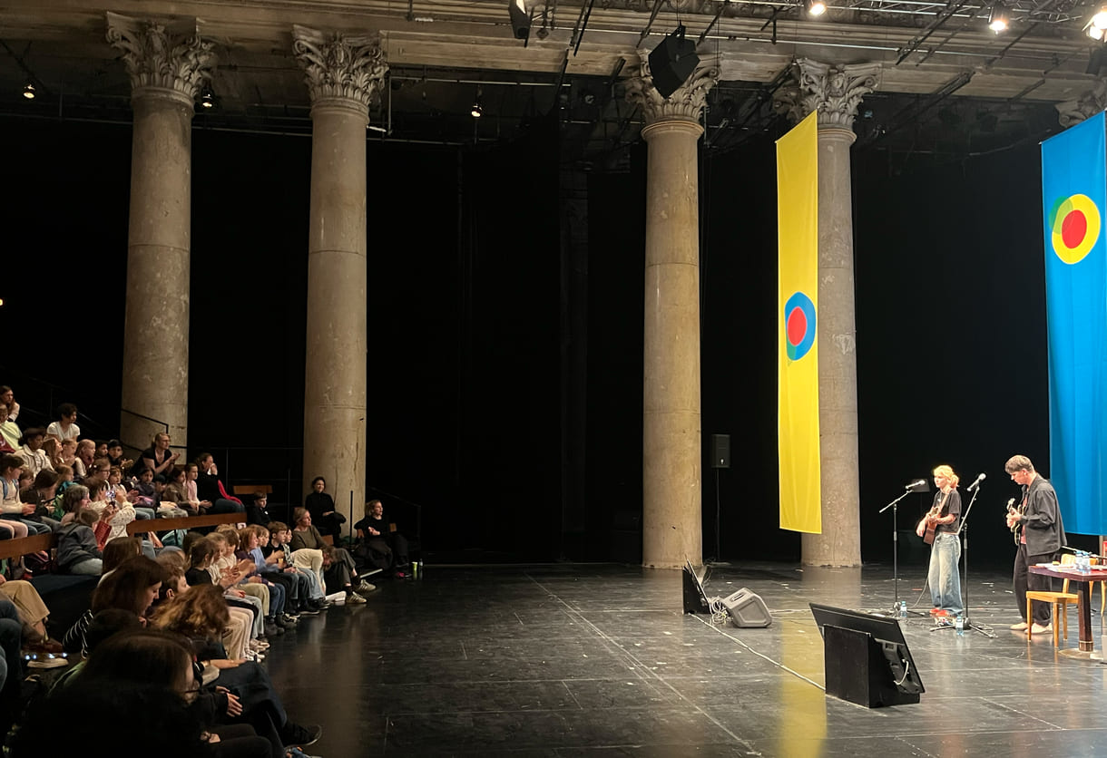 Zita und Mattäus spielen Gitarren und singen