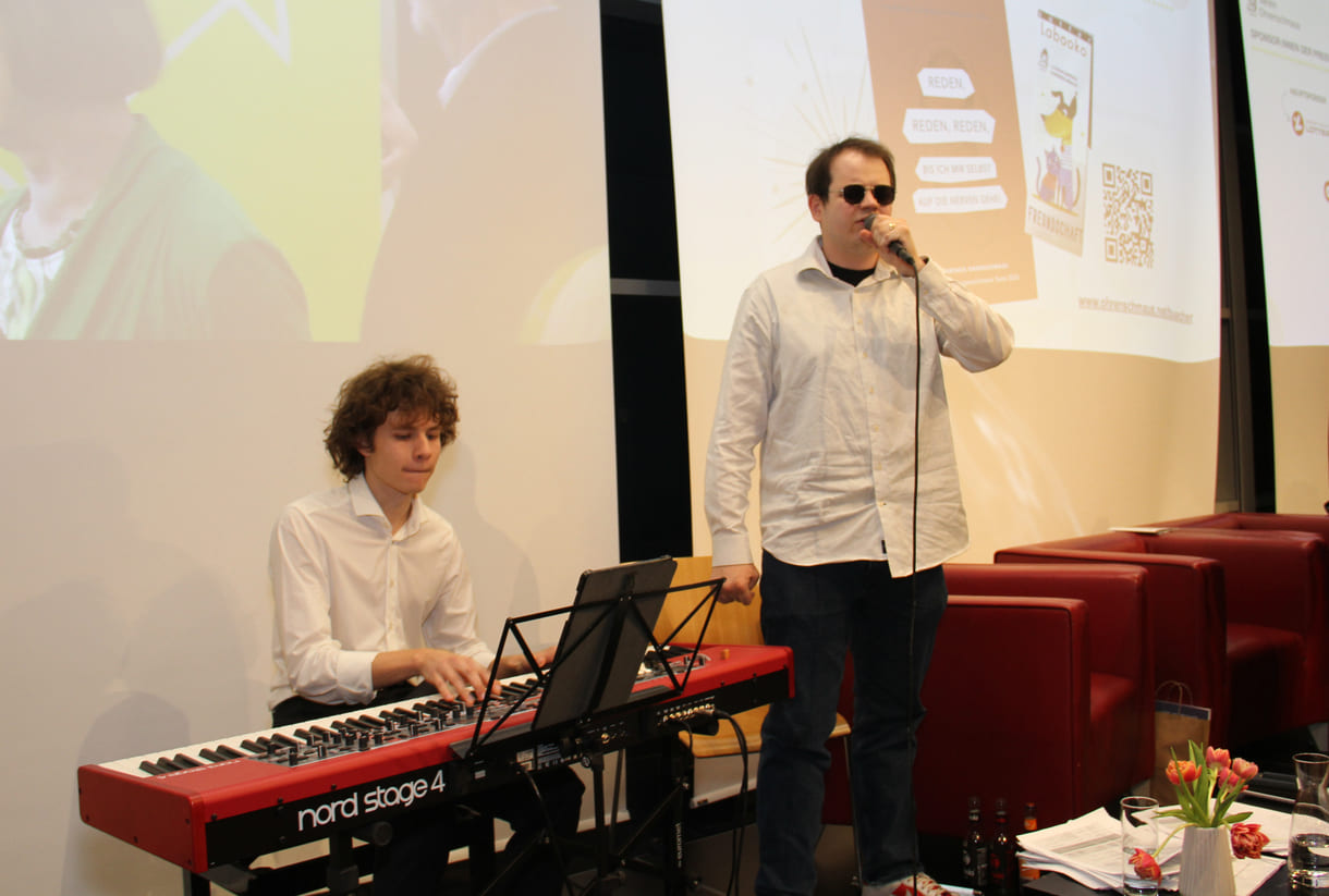 Für die musikalische Umrahmung sorgten Linus Ritsch (Piano) und Connor Moser (Gesang)