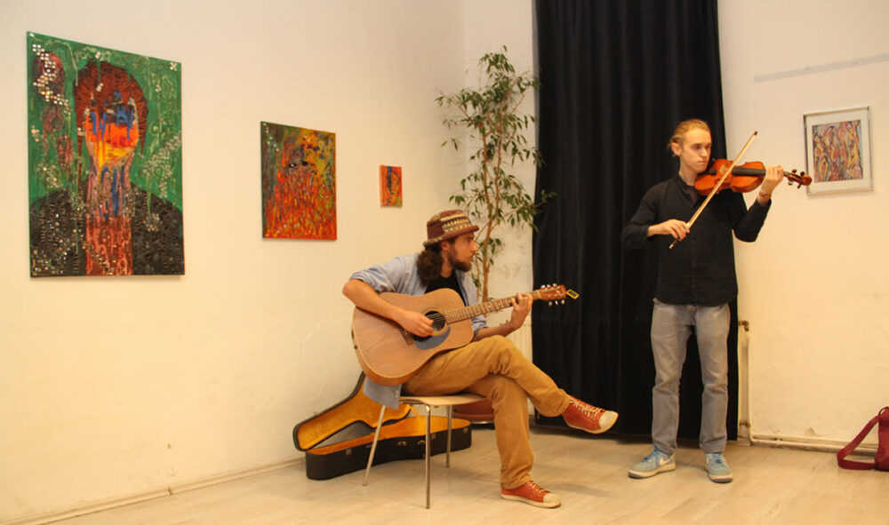 Sie mrahmten die Ausstellungseröffnung mit Musik: Tino Liangos auf der Gitarre und Andrii Kulis mit der Geige