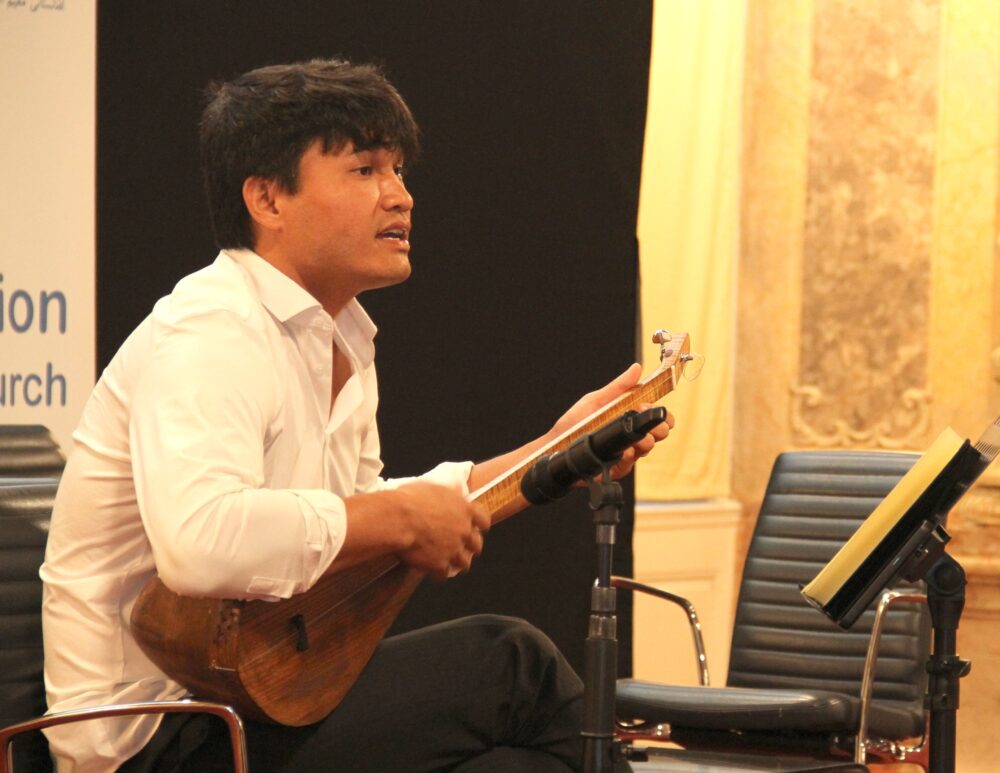 Helal Kashifi spielte auf der Dambura und sang traurige und fröhliche Lieder