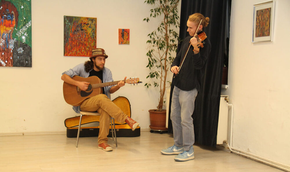 Sie mrahmten die Ausstellungseröffnung mit Musik: Tino Liangos auf der Gitarre und Andrii Kulis mit der Geige