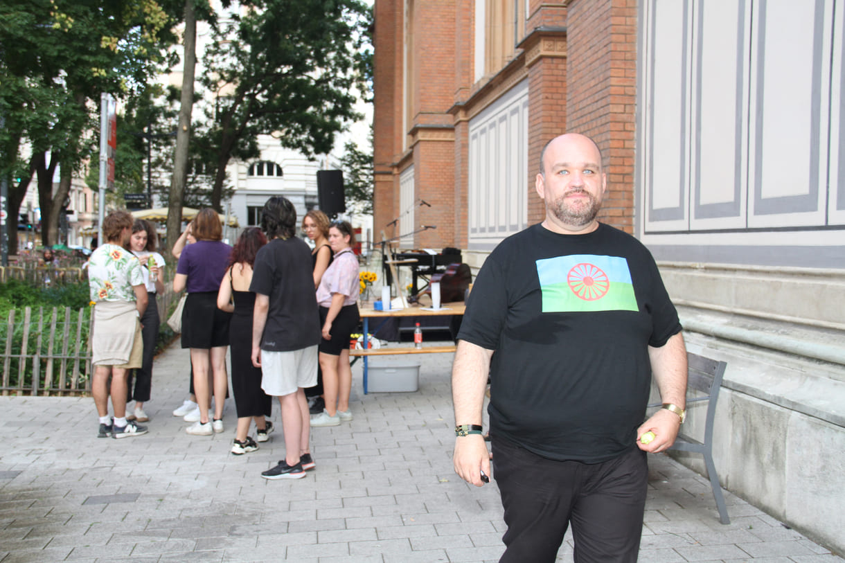 Einer der Musiker mit Roma-Falgge auf dem T-Shirt