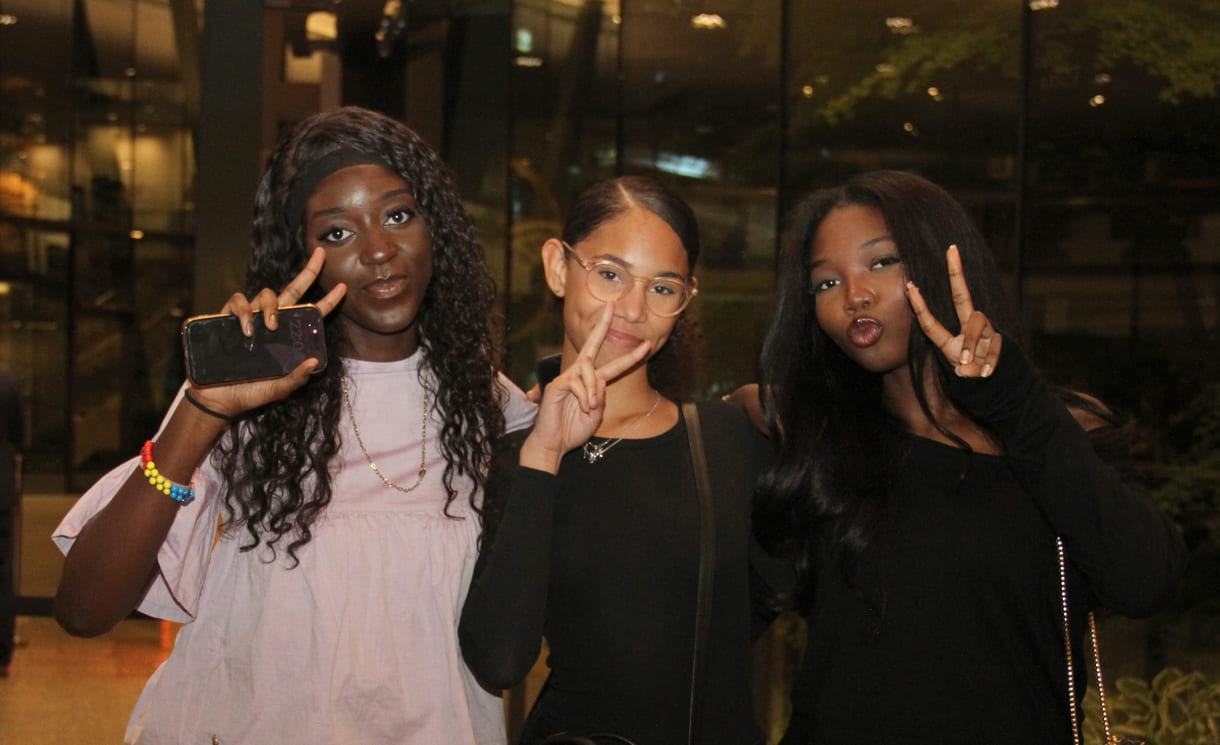 Sängerin und Musikerin der Band Kathia Mwari-Ngoma mit Freundinnen Trinity Ify und Chloe Hope