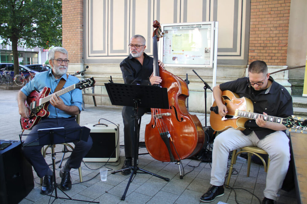 Musikalisch begleitete das Newo Ziro Trio die Gedenkveranstaltung: Buku Weinrich (Rhythmusgitarre), Joschi Schneeberger (Kontrabass) und Hans Zinkl (Sologitarre)