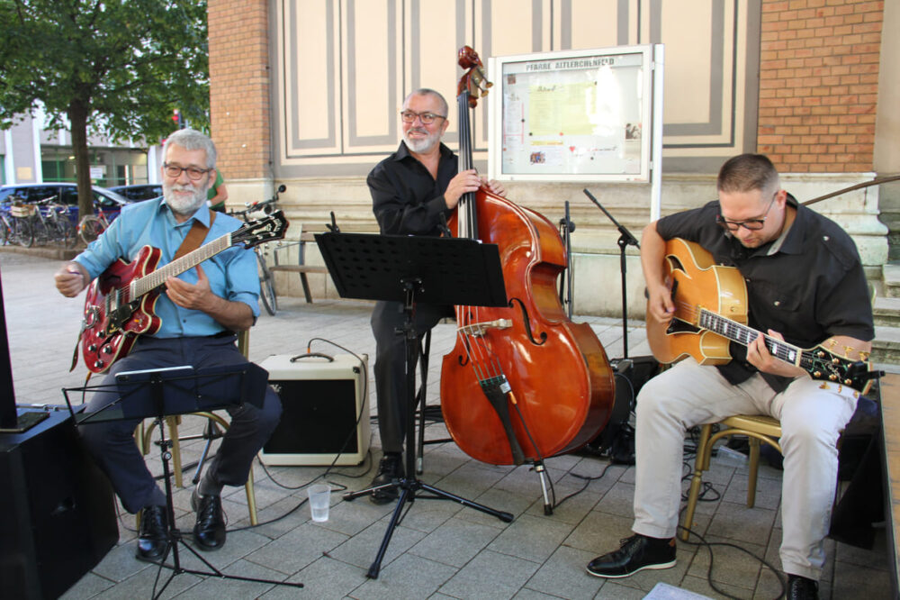 Musikalisch begleitete das Newo Ziro Trio die Gedenkveranstaltung: Buku Weinrich (Rhythmusgitarre), Joschi Schneeberger (Kontrabass) und Hans Zinkl (Sologitarre)