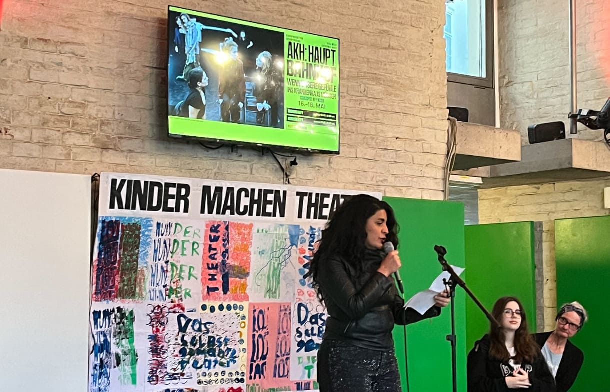 Myassa Kraitt aus der Dramaturgie im Dschungel Wien eröffnet den Jugend-Teil der Theater-Werkstätten