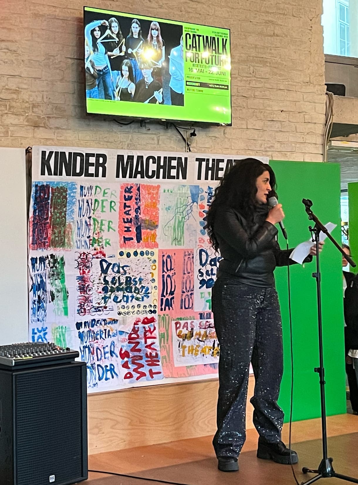 Myassa Kraitt aus der Dramaturgie im Dschungel Wien eröffnet den Jugend-Teil der Theater-Werkstätten