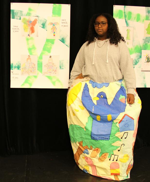 Yasmin (14) entwarf ein Kleid mit mehreren Ansichten, daraus wurde dieses Rund-um-Panorama-Bild als Rock ...
