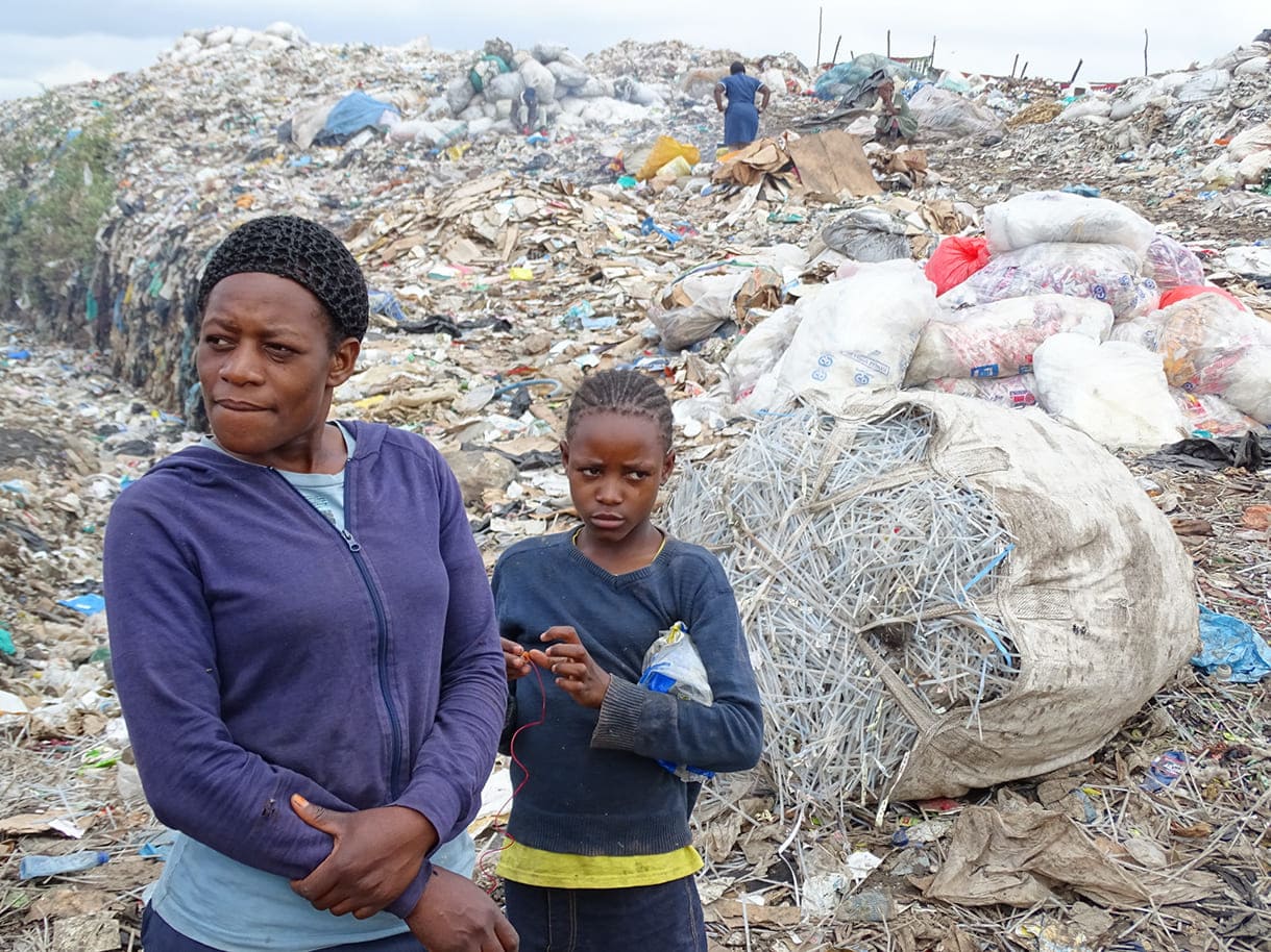 Die Jugendliche Michelle und ihre Sozialarbeiterin Rescue Dada/Dreikönigsaktion auf der Müllhalde Dandora in Nairobi / Kenia