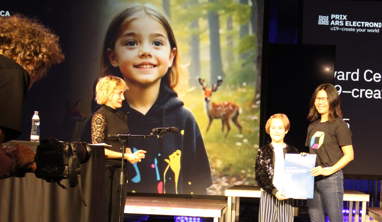 U10-Preisträgerin Nea Geršak mit der Urkunden-Überreicherin Sok-Kheng Taing, Mitgründerin des IT-Unternehmens Dynatrace und Moderatorin und AEC-Fotograf