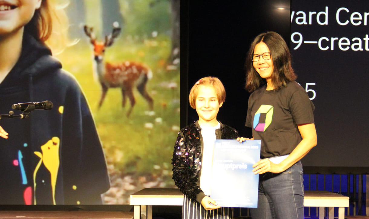 U10-Preisträgerin Nea Geršak mit der Urkunden-Überreicherin Sok-Kheng Taing, Mitgründerin des IT-Unternehmens Dynatrace