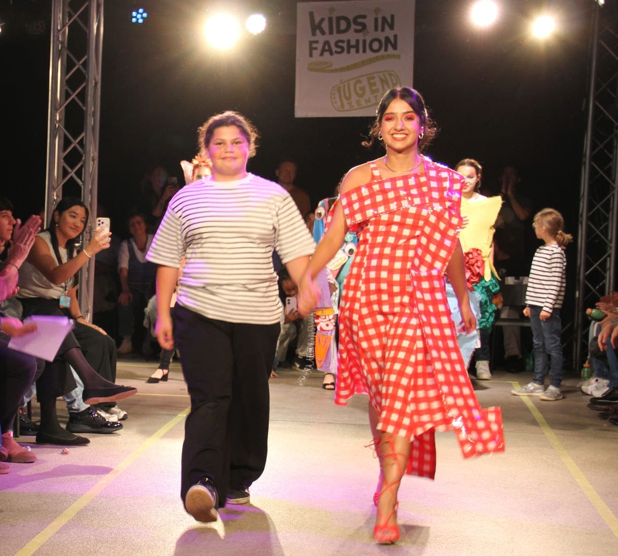 Desgner:innen, die bei der Show anwesend waren mit "ihren" Models auf dem Laufsteg
