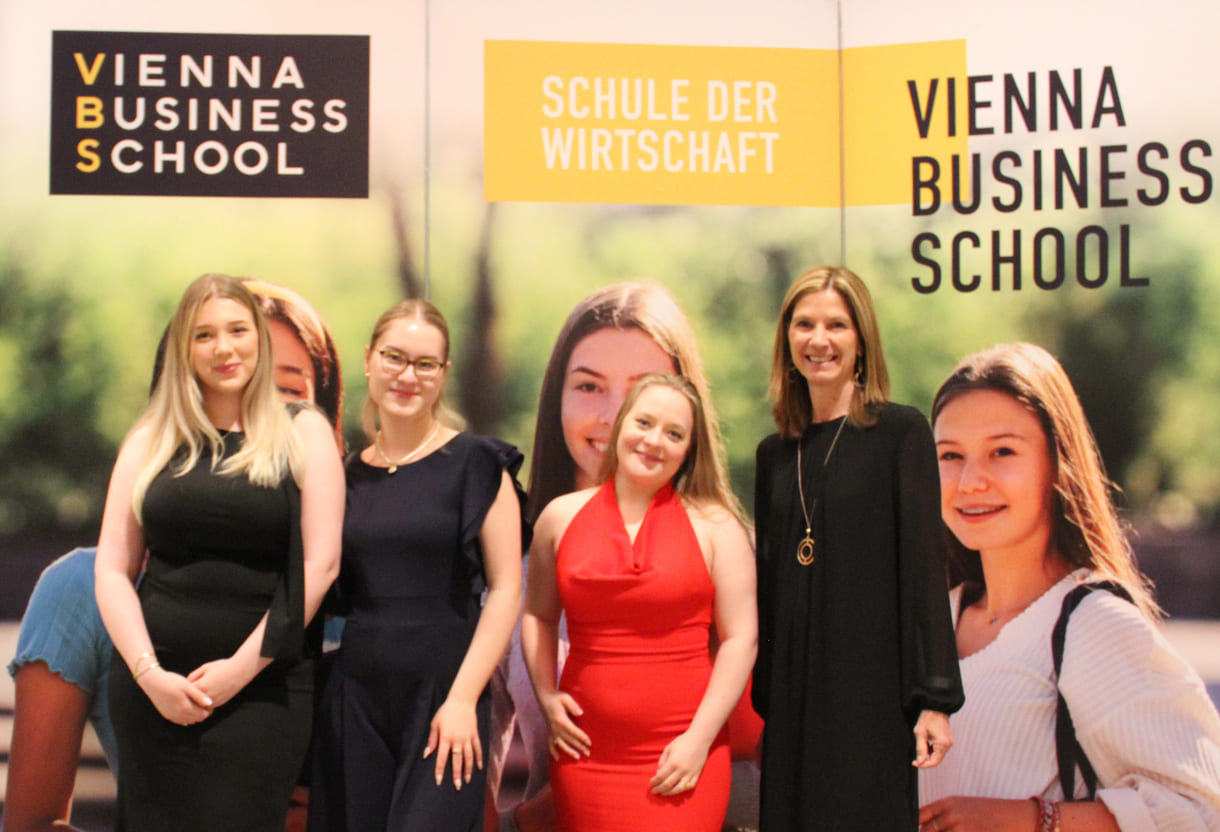 Anastasia Knežević, Emily Gabriel und Katharina Schmidt mit betreuender Lehrerin Brigitte Hartlieb von der HAK Hamerlingplatz arbeiteten an einem (Marketing-)Konzept für Neni goes Deli