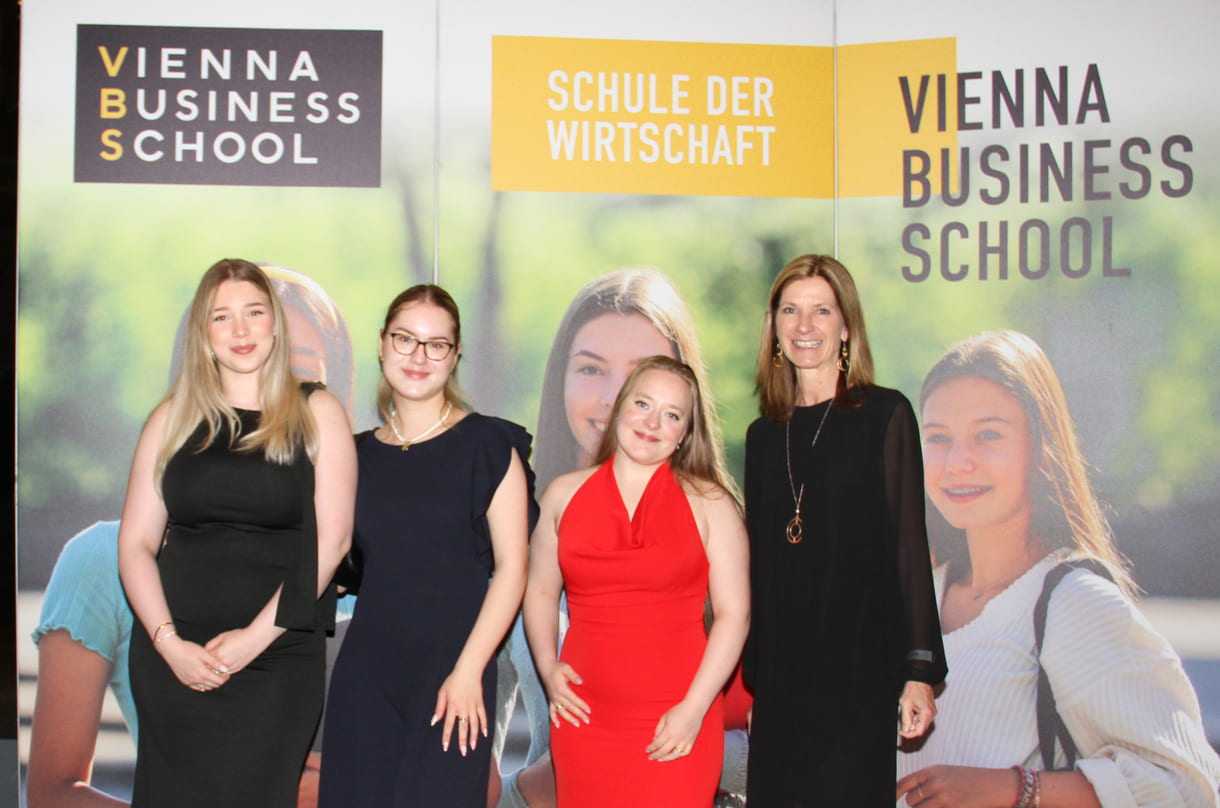 Anastasia Knežević, Emily Gabriel und Katharina Schmidt mit betreuender Lehrerin Brigitte Hartlieb von der HAK Hamerlingplatz arbeiteten an einem (Marketing-)Konzept für Neni goes Deli