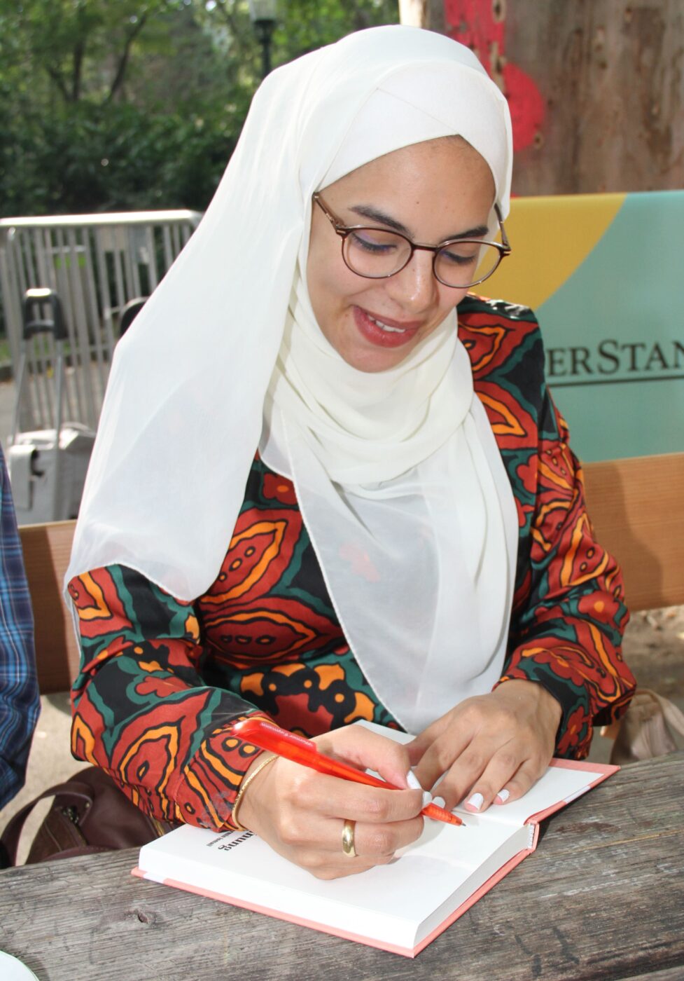 Nermin Ismail signiert ihr drittes Buch 