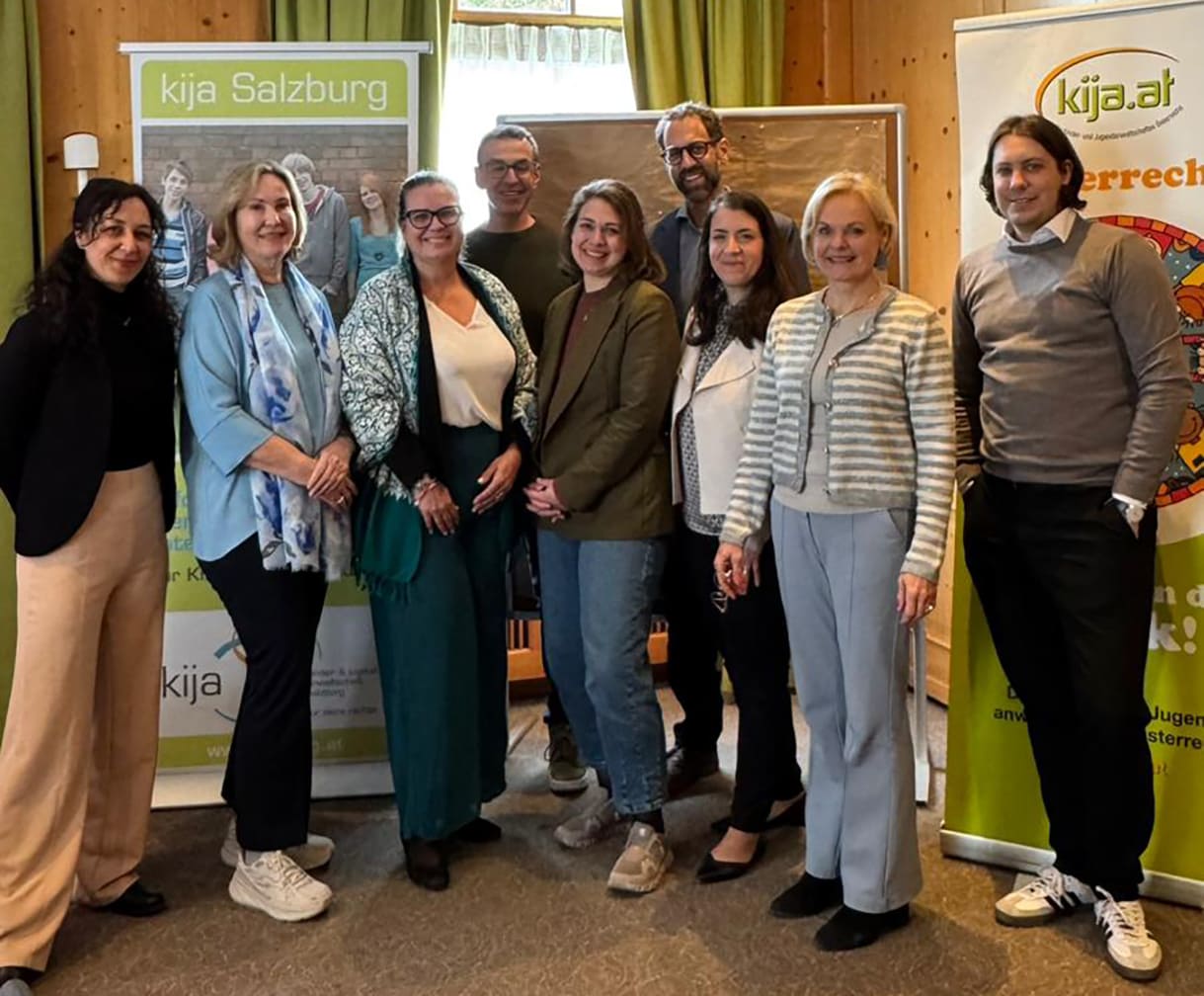 Die neun Kinde- und Jugendanwält:innen Österreichs (Von links nach rechts): Nicole Bartl (Burgenland), Christine Winkler-Kirchberger (OÖ), Denise Schiffrer-Barac (Stmk), Christian Netzer (Vorarlberg), Johanna Fellinger (Salzburg), Lukas Trentini (Tirol), Birgit Tsolakidis (NÖ), Astrid Liebhauser (Kärnten) und Sebastian Öhner (Wien)