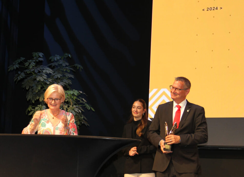 Ehren-Merkur-Gewinnerin Susanne Neuner bei ihrer nicht zu kurzen Dankes-Antwortrede