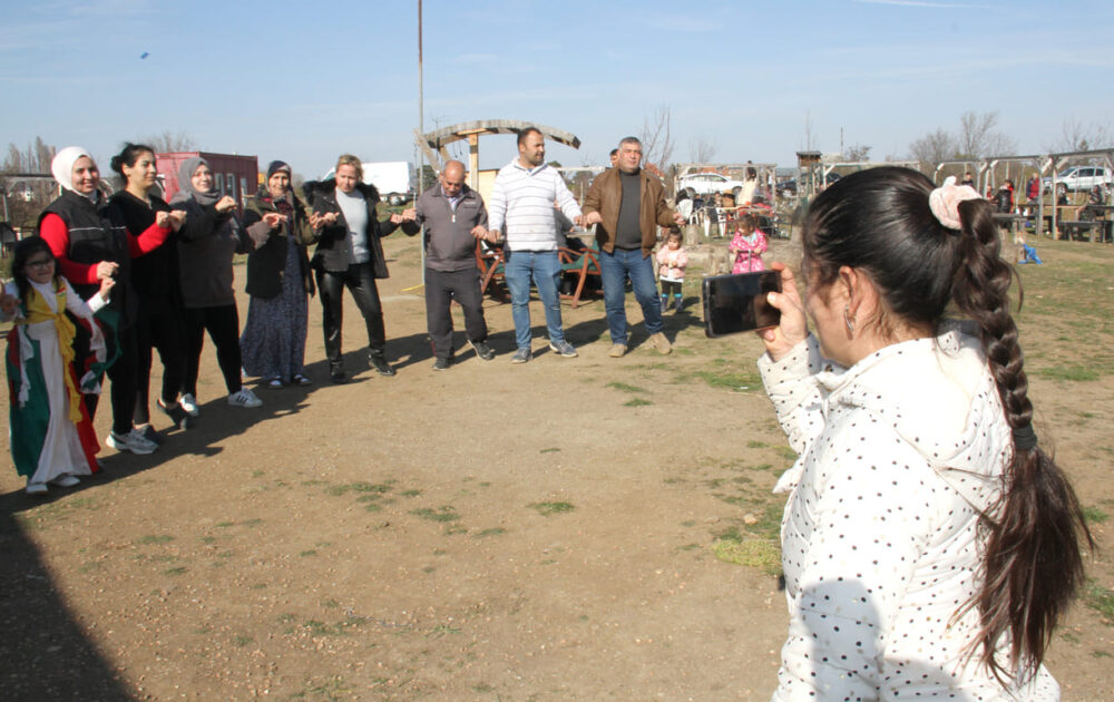 Eine der größeren Newroz-Tanzgruppen