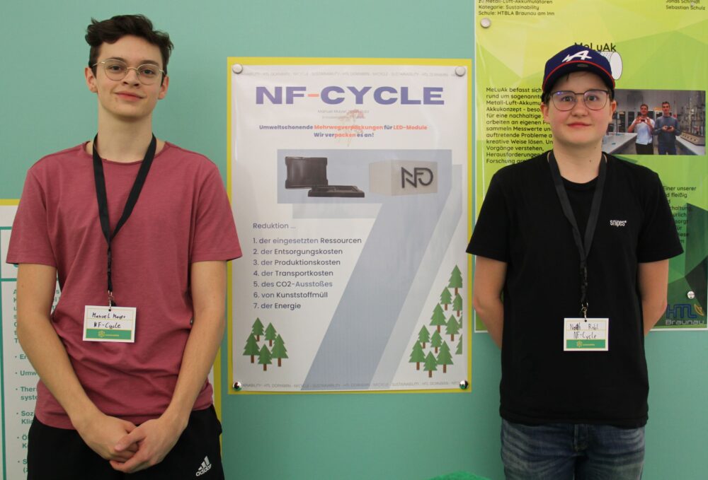 Manuel Mayer und Noah Robl aus der HTL Dornbirn (Vorarlberg) reduzieren mit ihrem NFC-Sticker VerpackungsmaterialFC-Stickers