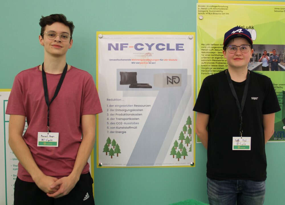 Manuel Mayer und Noah Robl aus der HTL Dornbirn (Vorarlberg) reduzieren mit ihrem NFC-Sticker VerpackungsmaterialFC-Stickers