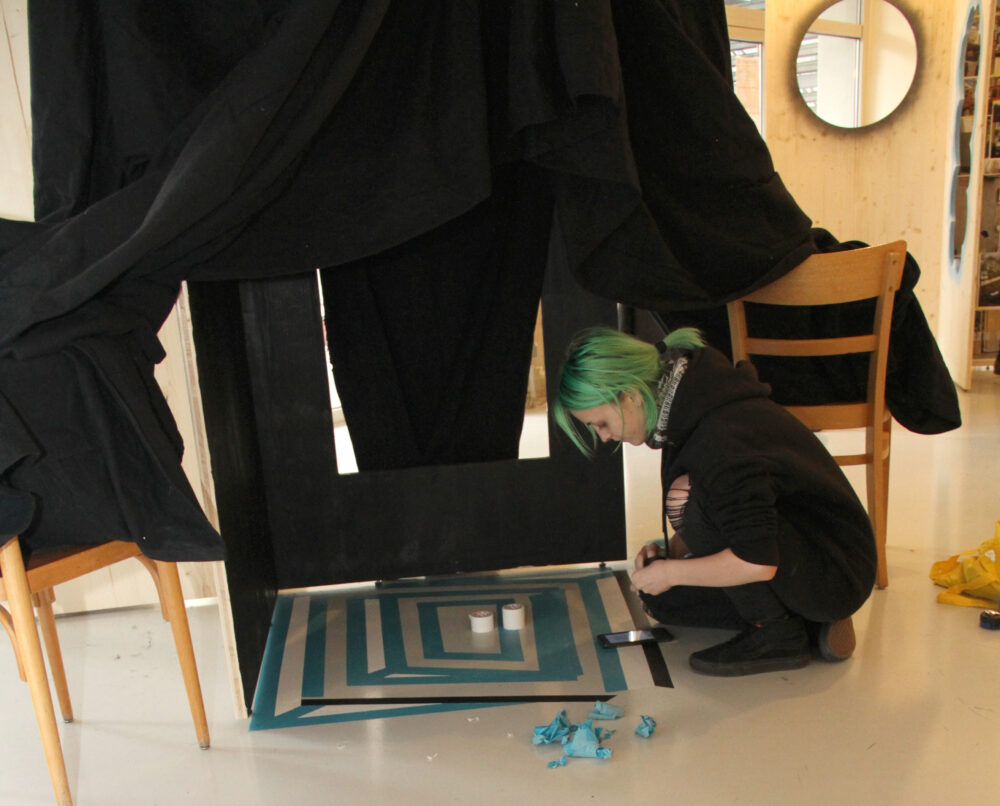 Junge Tischlerin gestaltet einen ganz eigenen Ausstellungs-Teil als Mini-Jugendzimmer