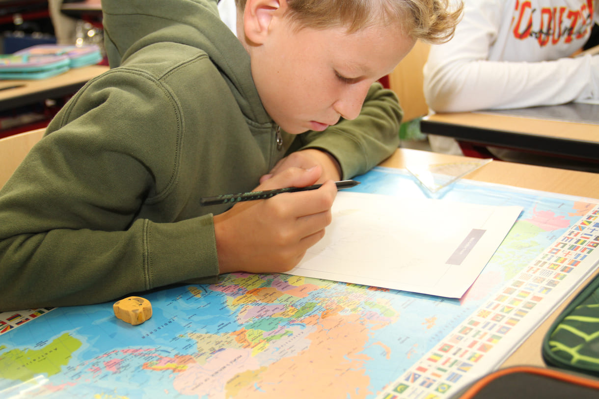 Volksschulkinder malen ihren jeweils größten Traum - und das für einen guten Zweck