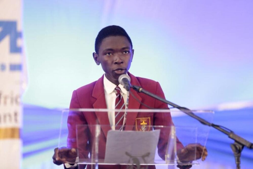 Der 18-jährige Nkosilathi Nyath aus Simbabwe ist UNICEF-Jugend-Klimaaktivistin.