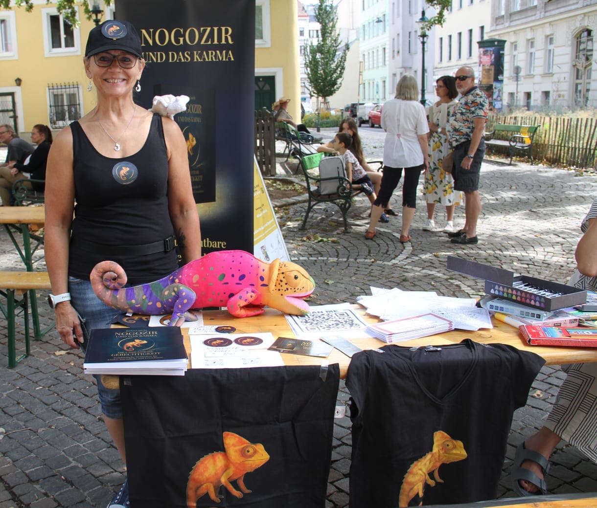 Aus "Nogozir und das Karma" über buddhistische Weisheiten wurde auf der Bühne vorgelesen
