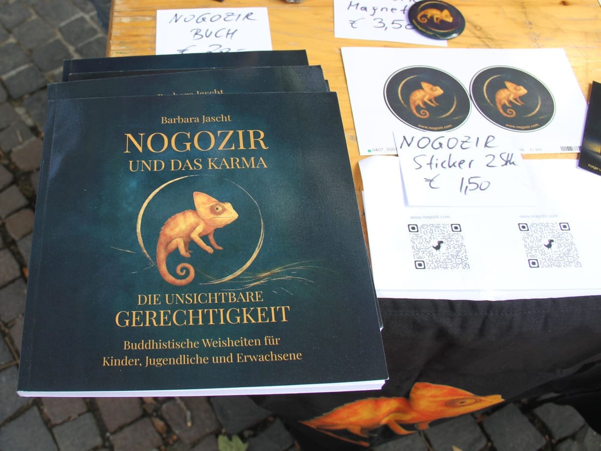 Aus "Nogozir und das Karma" über buddhistische Weisheiten wurde auf der Bühne vorgelesen