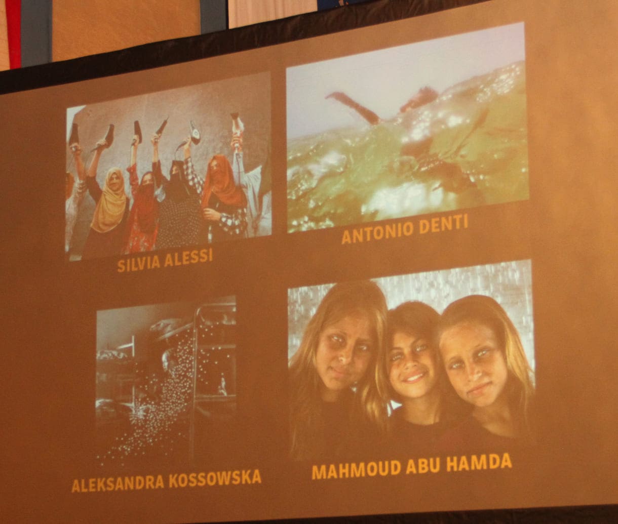 Silvia Lammerhuber präsentiert die vier Fotos, die für den Hauptpreis nominiert waren...