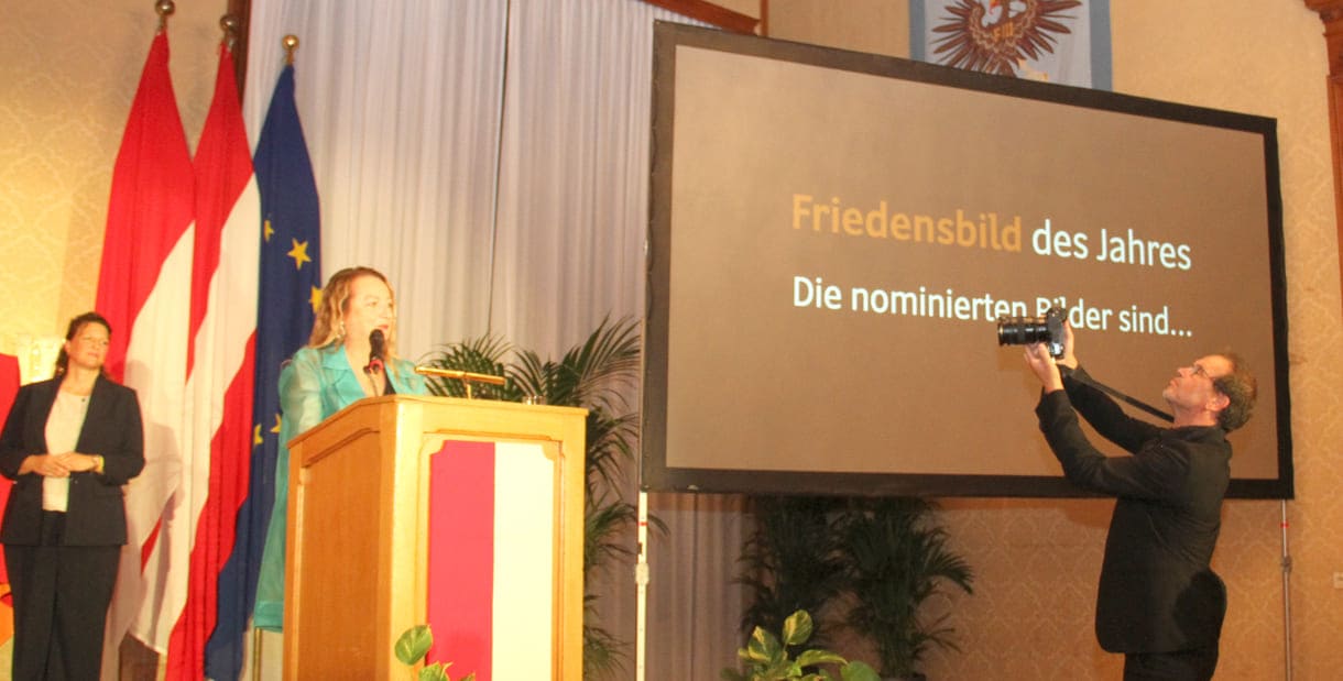 Silvia Lammerhuber präsentiert die vier Fotos, die für den Hauptpreis nominiert waren...