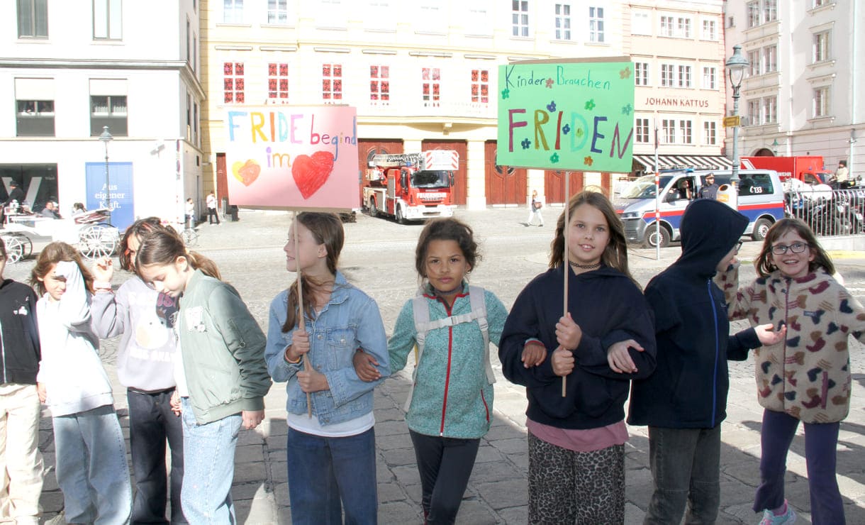 Bilinguale Schüler:innen, die auch Gebärdensprache lernen