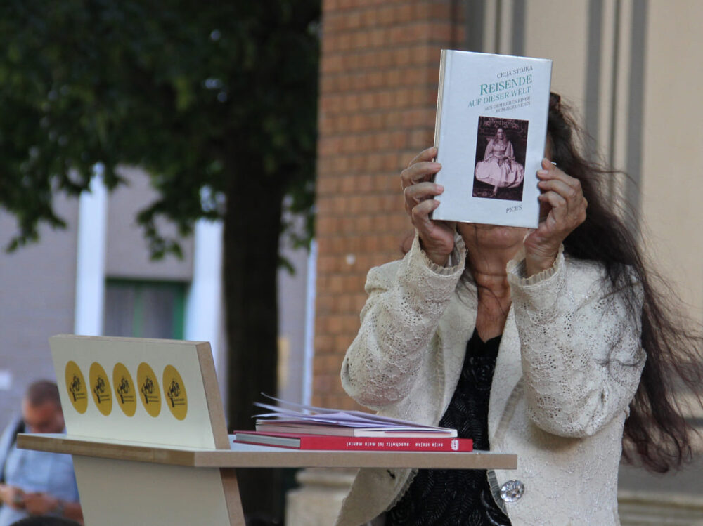 Nuna Stojka zeigte zum Abschluss eines der Bücher Ceija Stojkas aus dem sie GEdichte vorgetragen hatte
