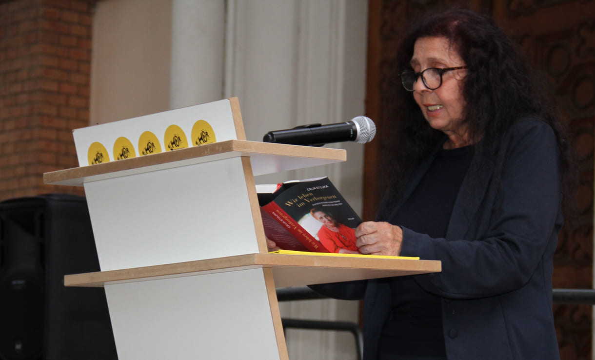 Nuna Stojka las aus einem der Bücher Ceija Stojkas