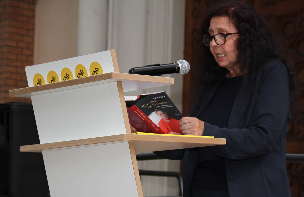 Nuna Stojka las aus einem der Bücher Ceija Stojkas