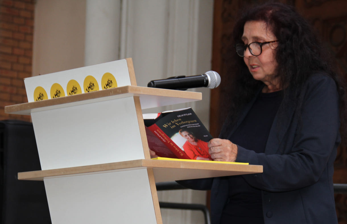 Nuna Stojka las aus einem der Bücher Ceija Stojkas