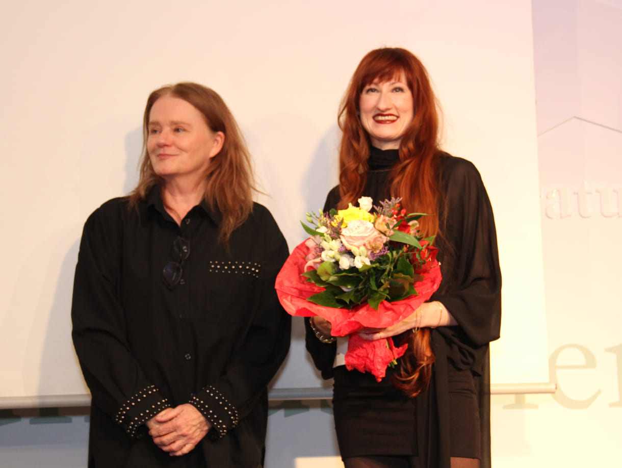 Lyrik-Preisträgerin Olja Alvir mit Anna Josefa Babka, Kulturkommissions-Vorsitzende in der Neuebauer Bezirksvertretung