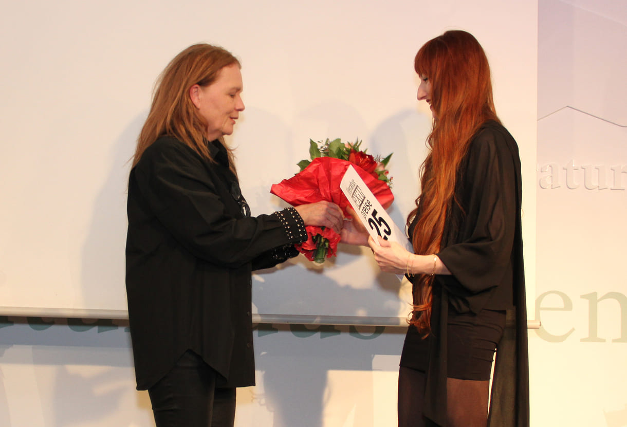 Lyrik-Preisträgerin Olja Alvir mit Anna Josefa Babka, Kulturkommissions-Vorsitzende in der Neuebauer Bezirksvertretung